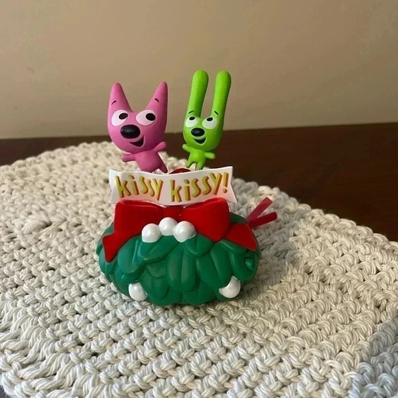 Hoops&Yoyo Hallmark Keepsake Ornament - Picture 1 of 11